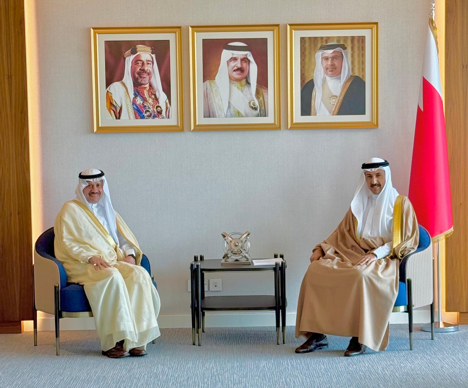 لقاء سعادة السفير بمعالي الشيخ عبدالله بن احمد ال خليفة